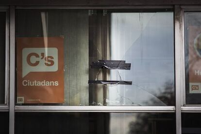 Cristal roto en una sede de Ciudadanos en Barcelona.