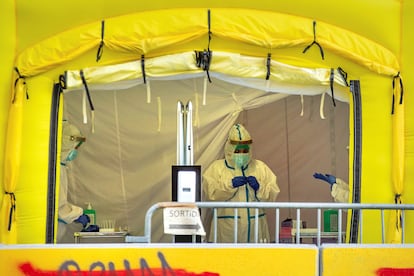 Vista de la carpa montada para la realización de pruebas PCR frente al CAP del Passeig Sant Joan de Barcelona este miércoles.