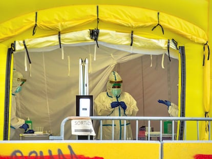 Vista de la carpa montada para la realización de pruebas PCR frente al CAP del Passeig Sant Joan de Barcelona este miércoles.