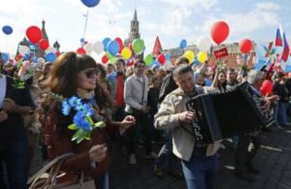 Una multitud celebra el Día Internacional del Trabajo en Moscú (Rusia) hoy.