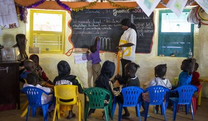 Para construir la escuela se usaron 7.000 botellas de plástico rellenas de arena con un revestimiento de adobe.