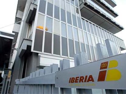 La fachada de las oficinas de Iberia en Roma, donde ayer se recibió un libro bomba.