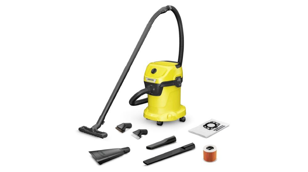 Aspiradora Kärcher con múltiples accesorios para el coche.