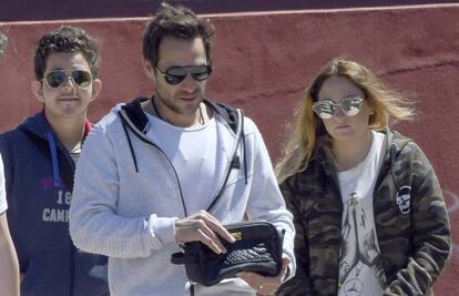 Antonio David, en el centro, junto a sus hijos David y Rocío, este año en Málaga, la ciudad en la que viven.