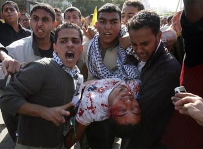 Varios manifestantes transportan a un herido durante la manifestacin en Gaza.