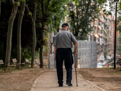 Un hombre mayor caminando por el parque Caramuel, en el barrio de Puerta del Ángel de Madrid el 5 de junio.