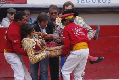 José Tomás, ayudado por peones y subalternos tras su gravísima cogida en Aguascalientes (México).