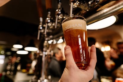 Una de las cervezas de Ogham está hecha con miel y hay locales en España donde la sirven.