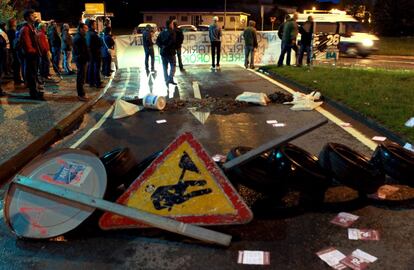 Un piquete informativo bloquea a primera hora de la mañana el acceso a un polígono industrial del barrio de Martutene, en San Sebastián