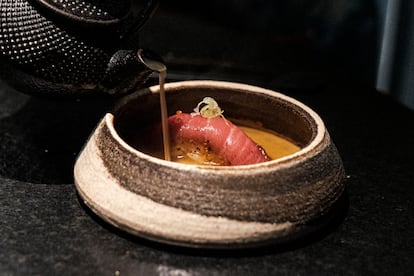 Nigiri de atún con un caldo de garbanzos en el restaurante Tunateca de Barcelona. Gianluca Battista