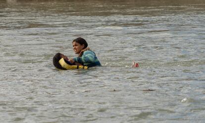 Una mujer y su hija intentan cruzar el río Bravo en la frontera entre Eagle Pass (EE UU) y Piedras Negras (México), el 12 octubre. 