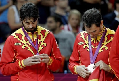 Navarro y Calderón observan su medalla de plata en Londres 2012