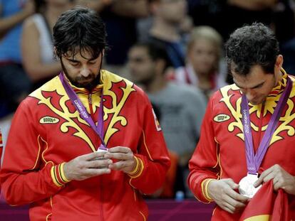 Navarro y Calderón observan su medalla de plata en Londres 2012