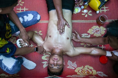 Un luchador de Muay Thai recibe un masaje previo a un combate en mayo de 2022 en Kota Bharu (Malasia).