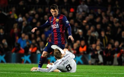 Messi intenta driblar a Kroos.