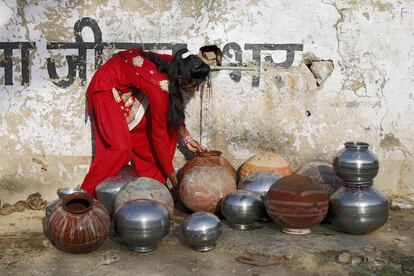 Una mujer india recolecta agua en el pueblo de Ajmer en el estado de Rajastán, India, el pasado 21 de marzo.