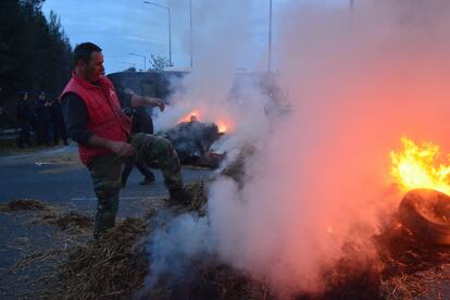 Greek farmers block Athens-Thessaloniki national highway