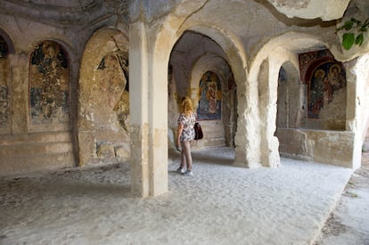 Massafra parece aferrarse a un profundo cañón y esconde íntimas iglesias rupestres excavadas en la roca calcárea y decoradas con sublimes frescos bizantinos. Estamos en el Oeste del Tarento, en la comarca de la Murgia. Massafra es la mayor población del Arco Jónico, que es la zona comprendida entre la Murgia (al norte) y el Salento noroccidental (al sur), conocido como “tierra de los ‘mas­ciari” (es decir, de los que practican la ma­gia), que ocupa una terraza natural con vistas a la costa y a las montañas de Calabria, unos 20 kilómetros al oeste de Tarento. El pueblo está dividido en dos por la profunda Gravina di San Marco, en la que se creó el primer asen­tamiento estable en la zona, y es, junto con Mottola, uno de los municipios donde más evidentes son los vestigios de una antigua civilización rupestre que vivió en las cavidades naturales típicas de este territorio y que excavó en la calcarenita (una piedra fácil de trabajar) viviendas y curiosas iglesias rupestres. Para visitar alguna de las 35 iglesias y de los asentamientos de viviendas rupestres de Massafra es necesario reservar uno de los cir­cuitos organizados que se ofertan y que comienzan abriéndose paso por entre los callejones del centro his­tórico y entre los diferentes lugares de culto. En lo alto del pueblo, el castillo normando: construido hacia el año 1000, pasó después a ma­nos de los angevinos, más tarde a los aragoneses y, por fin, a la familia Imperiali, que a finales del siglo XVIII le dio la forma que aún conser­va. Además de albergar la biblioteca muni­cipal, es la sede del Museo Storico e Archeologico della Civiltà dell’olio e del Vino.