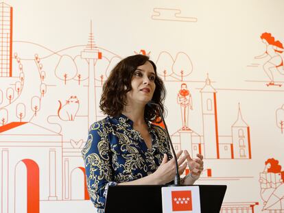 La presidenta de la Comunidad de Madrid, Isabel Díaz Ayuso, durante su intervención en la reapertura del Centro de Turismo de la Comunidad de Madrid en la Puerta del Sol, acompañada por la consejera del ramo, Marta Rivera de la Cruz.