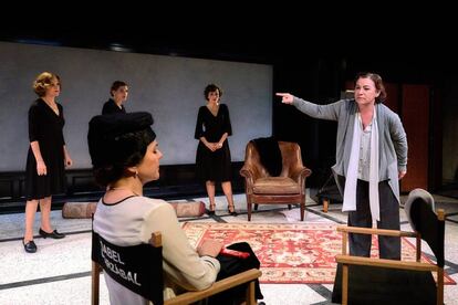 Concha Méndez (Chupi Llorente) se dirige a Isabel Oyarzábal (Carmen Gutiérrez), en un momento de 'Beatriz Galindo en Estocolmo'.