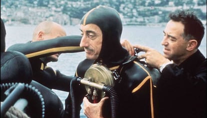 Cousteau visti&eacute;ndose de hombre rana.