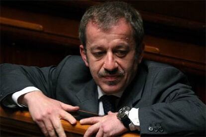 El ministro italiano de Asuntos Sociales, Roberto Maroni, durante una sesión del Senado, el pasado abril.