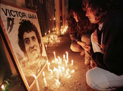 Fans of the late Víctor Jara light candles in his memory in front of the stadium in his honor.