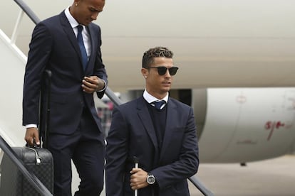 Cristiano Ronaldo al aeropuerto de Cardiff, Reino Unido.