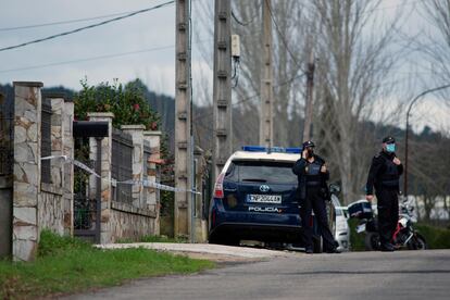 Efectivos de la policía nacional en el lugar en donde se ha producido el suceso. EFE/ Brais Lorenzo