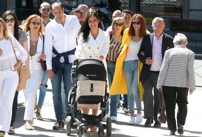 Begoña Villacís, candidata de Ciudadanos a la alcaldía de Madrid, llega a votar con su bebé y otros familiares al colegio Asuncion Rincón, en Madrid.