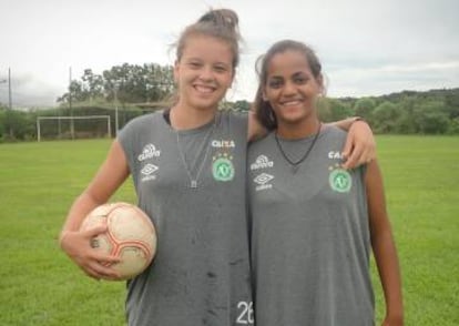 Caroline e Isabela foram para Chapecó em busca do sonho de triunfar com a bola.