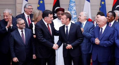 El presidente del Consejo Presidencial de Libia, Fayez Sarraj, estrecha la mano al presidente francés, Emmanuel Macron 