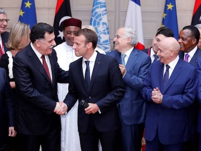 El presidente del Consejo Presidencial de Libia, Fayez Sarraj, estrecha la mano al presidente francés, Emmanuel Macron 