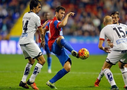 V&iacute;ctor Casades&uacute;s controla el bal&oacute;n ante Arribas (i) y Laure Sanabria. 