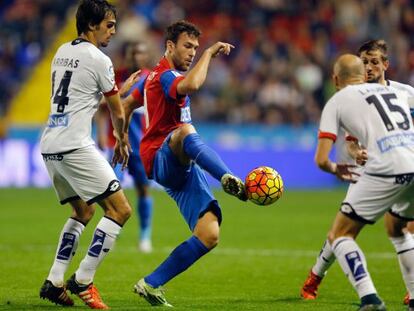 Víctor Casadesús controla el balón ante Arribas (i) y Laure Sanabria.