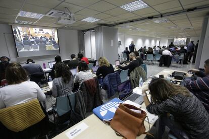 Sala de prensa de la Escuela de la Administración Pública, donde la Audiencia ha retomado el juicio del 'caso Nóos', desde la que se sigue la sesión del juicio a través de una pantalla de vídeo.