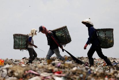 La gente busca plásticos para vender en un basurero de Bantar Gebang, en Bekasi, provincia de Java Occidental (Indonesia).
