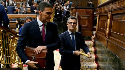 Pedro Sánchez y Félix Bolaños, el 16 de noviembre en el Congreso, un día antes de la investidura de Sánchez como presidente del Gobierno.