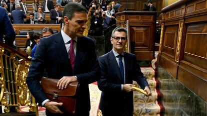 Pedro Sánchez y Félix Bolaños, el 16 de noviembre en el Congreso, un día antes de la investidura de Sánchez como presidente del Gobierno.