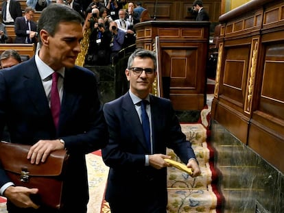 Pedro Sánchez y Félix Bolaños, el 16 de noviembre en el Congreso, un día antes de la investidura de Sánchez como presidente del Gobierno.