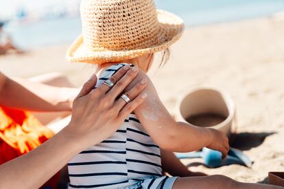 El empleo de ropa para proteger a los niños y niñas de los efectos de las radiaciones solares se considera la mejor protección solar.