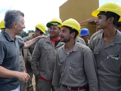 El presidente Mauricio Macri presenta el plan de cr&eacute;ditos hipotecarios Procrear con obreros de la construcci&oacute;n en San Miguel, Buenos Aires.