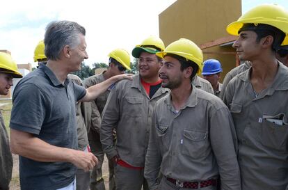 El presidente Mauricio Macri presenta el plan de créditos hipotecarios Procrear con obreros de la construcción en San Miguel, Buenos Aires.