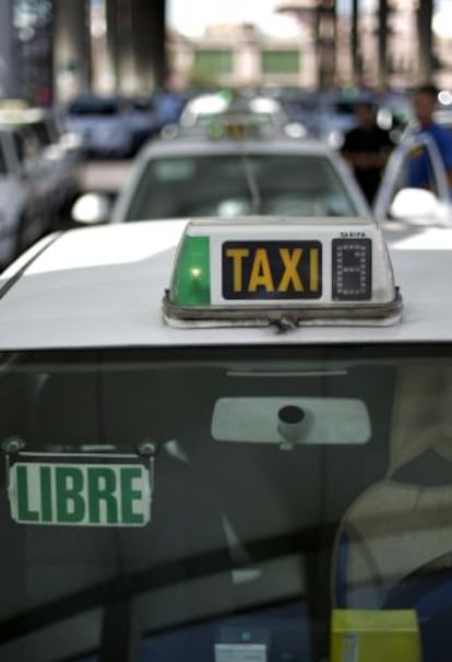 Un taxi parado en la Gran Vía.