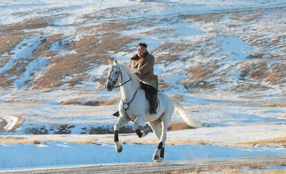 La agencia de noticias oficial de Corea del Norte, KCNA, difundió en octubre esta fotografía. Es el líder norcoreano Kim Jong-un cabalgando en el monte Paektu, considerado un símbolo sagrado del país asiático. Era el cuarto viaje del dictador al lugar, y la propaganda del régimen lo calificó de “evento de peso en la historia de la revolución coreana”. La visita del líder supremo llegaba después del fracaso en Estocolmo del intento de restablecer el diálogo entre Pyongyang y Washington sobre el programa  nuclear norcoreano.