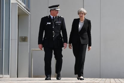 A primeira ministra do Reino Unido, Theresa May, fala com o chefe da polícia de Manchester, Ian Hopkins