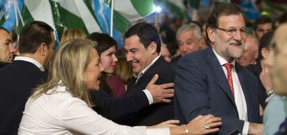 El candidato del PP en las elecciones autonómicas, Juan Manuel Moreno Bonilla, hoy en Málaga entre María Dolores de Cospedal y Mariano Rajoy.