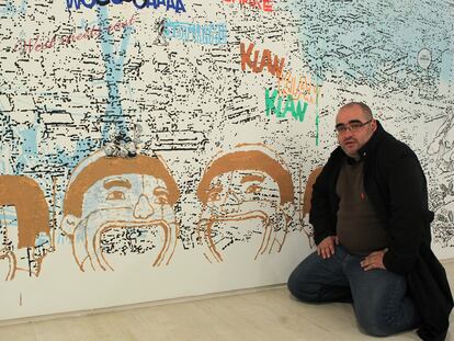 Judas Arrieta posa junto a su mural en la muestra <b><i>Ficciones urbanas</b></i> del Koldo Mitxelena, en San Sebastián.