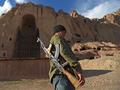 Un guardia vigila el lugar donde se erigían los Budas Gigantes en Bamiyán, en marzo pasado.
