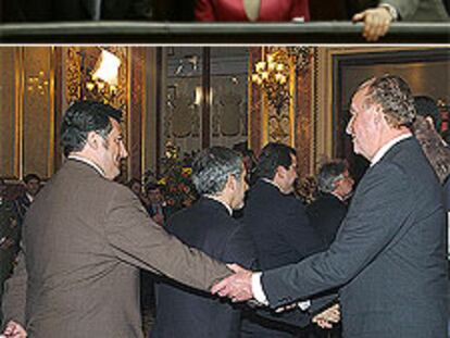 Arriba, Rodríguez Zapatero, Fernández de la Vega y Solbes. Abajo, don Juan Carlos saluda al portavoz de ERC, Joan Puigcercós.